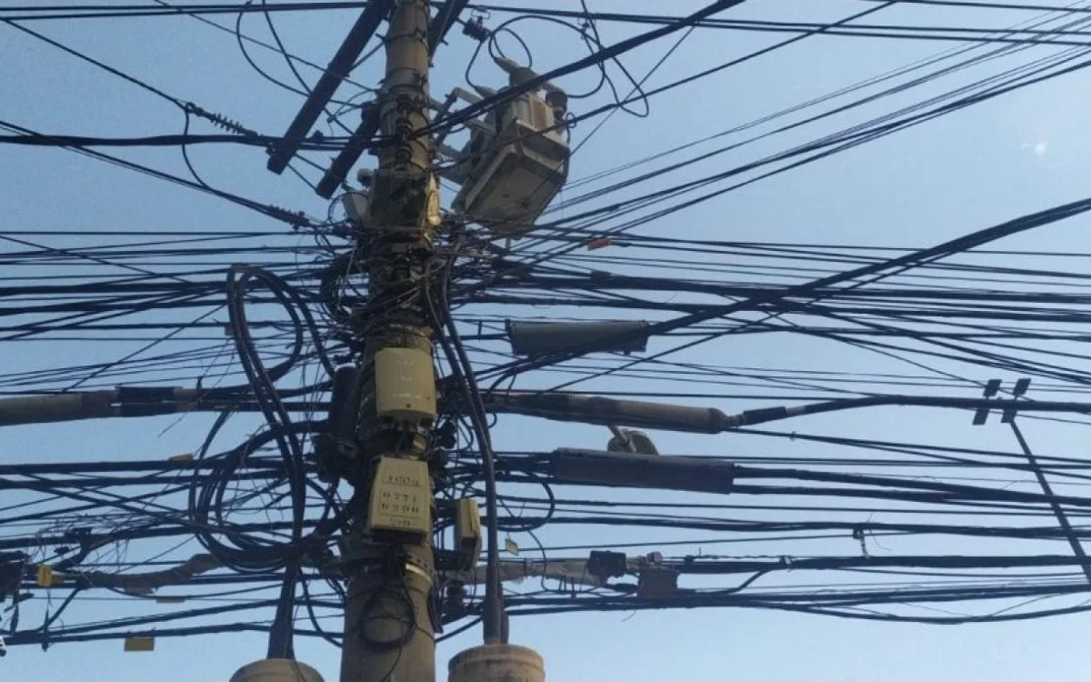 Mutirão retira fios clandestinos e traz mais segurança às ruas de Macaé