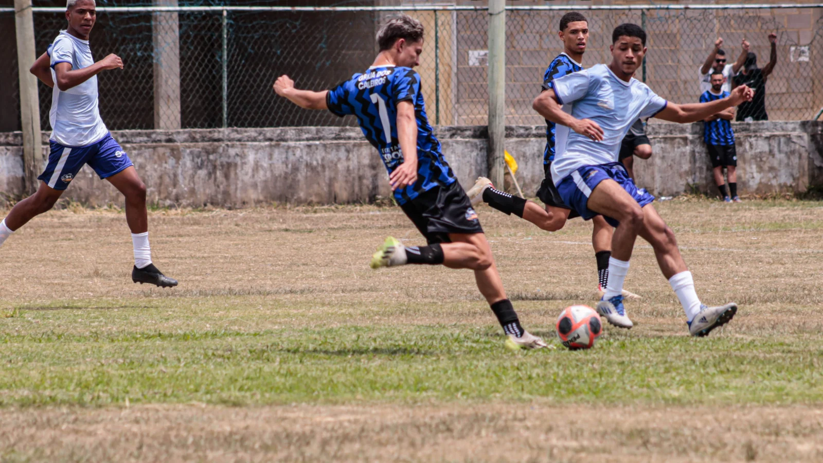 2ª Copa InterBairros de Futebol de Macaé chega às semifinais com duelos emocionantes no Moacyrzão